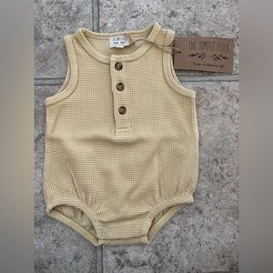 The simple folk seeker romper in color sand